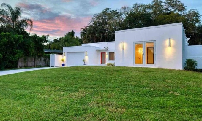 Vamo House | Tropical Shores Retreat-10 Min to Siesta Key Beach