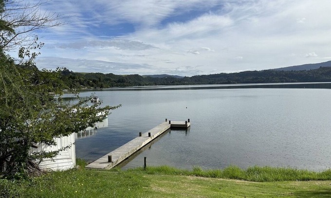 Lake Tarawera House | TROUT WOODS (LARGE TARAWERA HOME LAWN TO LAKE WITH NEW JETTY)