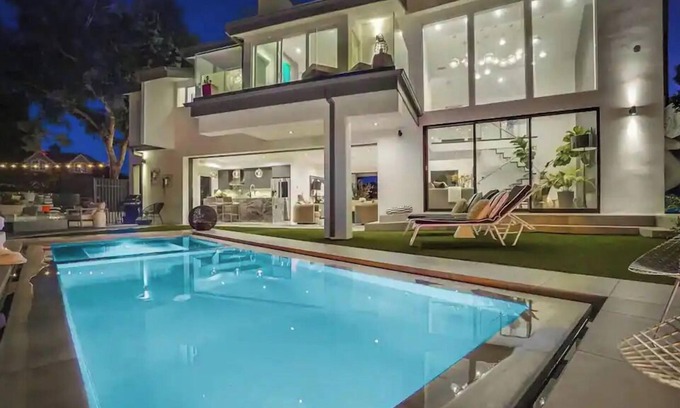 Los Angeles House | Troy Hill - Sleek & Modern Hollywood Hills Home with Stunning Views