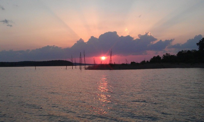Warsaw Cottage | Truman Lake, Modern, Quaint, Private Cottage-Now w/Paved Drives & Queen Num Bed