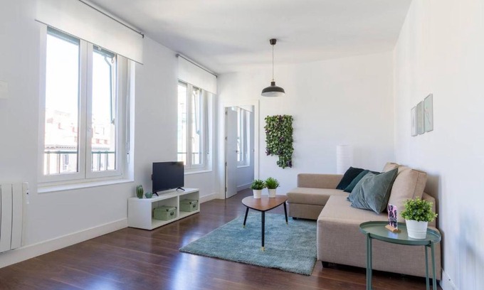 Barrio de La Latina Apartment | Tu hogar en La Latina en Calle Tabernillas by Batuecas