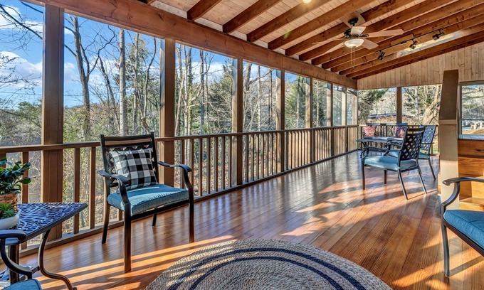 Royal Pines House | Tucked away Cabin/KingBed/Huge Porch/9min to Ash