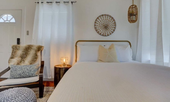 Midtown House | Tucker #2 (Studio) · Studio Oasis+Private Patio -Super Walkable-Midtown