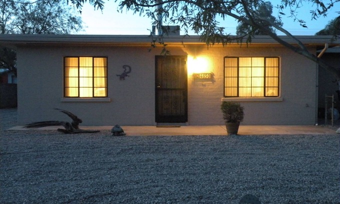 Swan Way Park House | Tucson Desert Cabin Escapen