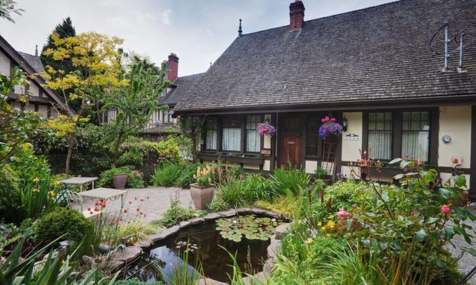 Rockland House | Tudor Cottage Rental