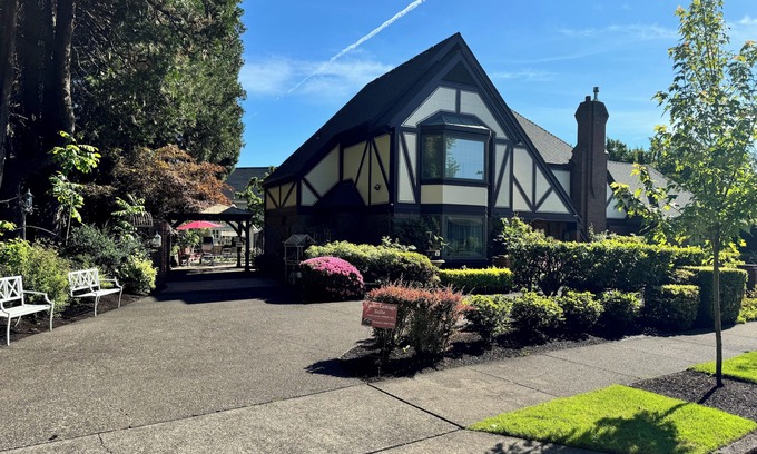 Harlow House | TUDOR COTTAGE SUITE - Autzen Stadium - PK Park - UO - Hayward Field