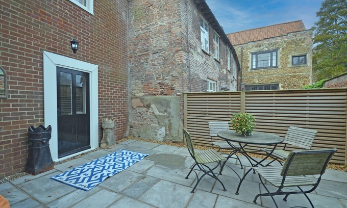 King's Lynn House | Tudor Rose Townhouse. Vibrant, modern and in the heart of King’s Lynn!