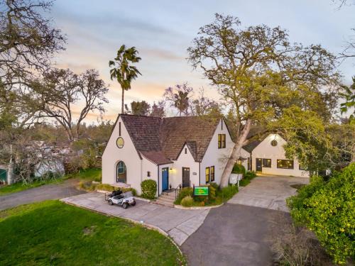 Fair Oaks House | Tudors Village BNB
