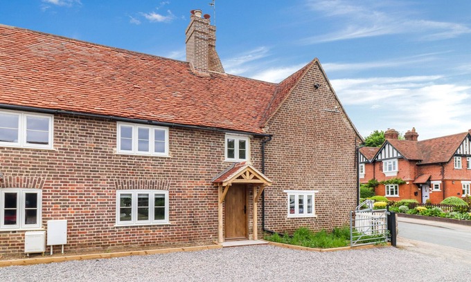 Chipperfield Cottage | TUFFS FARM COTTAGE, pet friendly, with open fire in Chipperfield