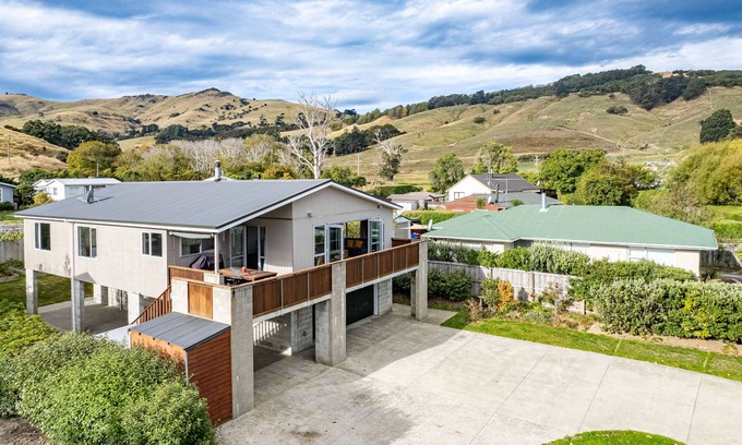 Duvauchelle House | Tui's Retreat - Duvauchelle Holiday Home