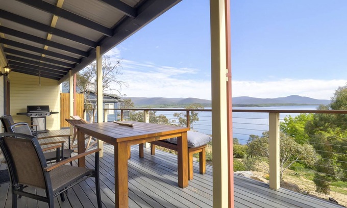 East Jindabyne House | Tulong LakEscape with uninterrupted views of Lake Jindabyne from the balcony