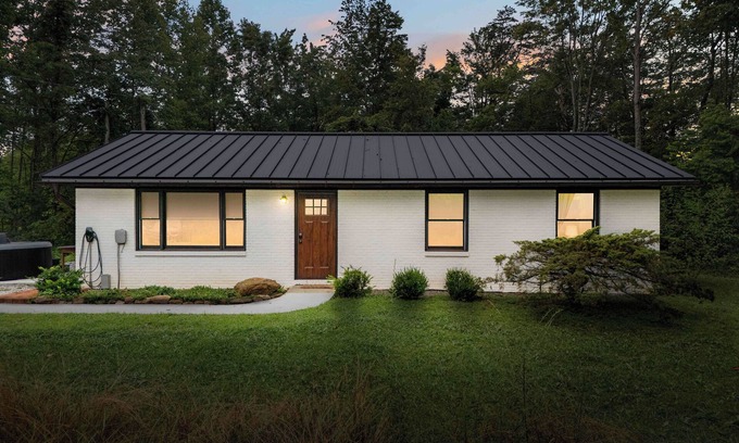 Frenchburg House | Tupelo Honey Home *EV Charger, Hot Tub, Solar Powered!*