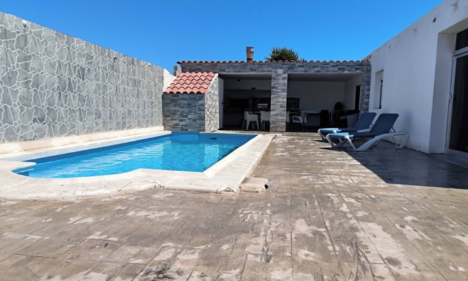 Benicarlo Ski Chalet | Turisblo villa with pool, 3 large bedrooms, large dining room, kitchen and bathroom.