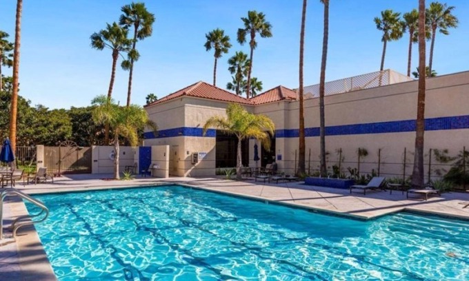 Oxnard Shores Condo | Turnkey Beachside Condo with Pool, Spa, Gym and More