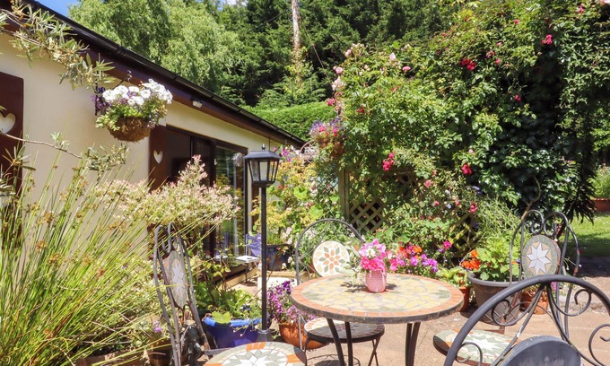 Galmpton Cottage | TURNPIKE LODGE, romantic, country holiday cottage in Brixham