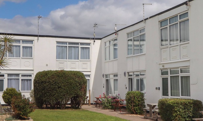 Dawlish Warren Cottage | TURTLE CHALET, pet friendly in Dawlish Warren