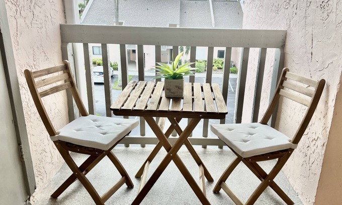 Fort Pierce Condo | Turtle Tropical Retreat 🐢☀️🌴 Lovely 2b 2b with ocean peek and loft! STR 22-33557