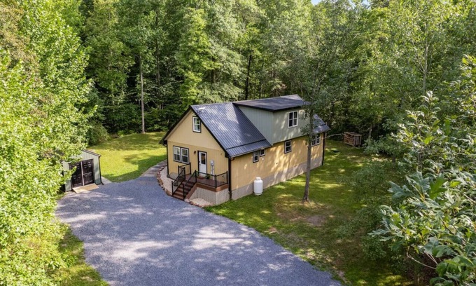 Orbisonia Cabin | Tuscarora Mountain Retreat | Hot Tub, Hiking, Family Cabin