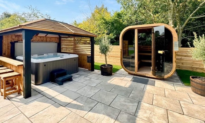 Raywell Ski Chalet | Twilight Spa (Pet Garden)