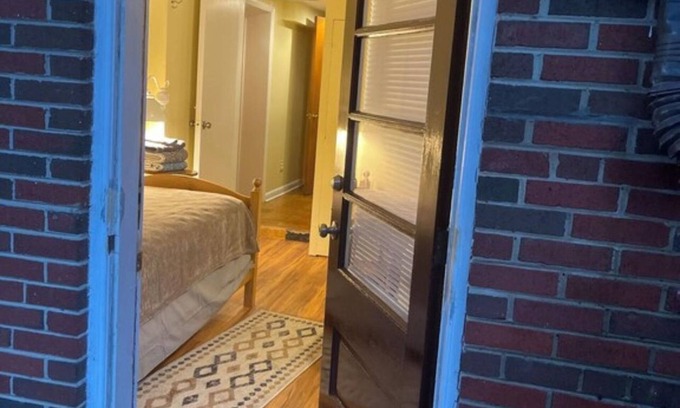 Silver Spring House | TWIN BED, PILLOW, SHOWER, FRIDGE, MW, - 64.