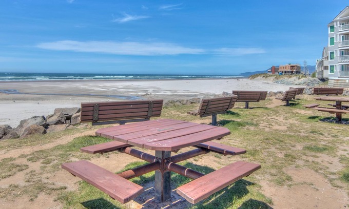 Rockaway Beach House | Twin Rocks Hideaway
