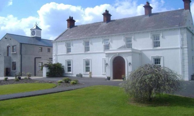 Craigavon Apartment | Twin Room ensuite near Hillsborough Palaces