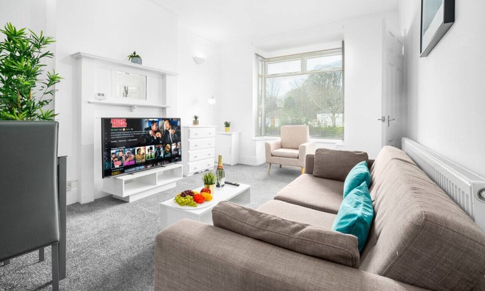 Harborne House | Two Bed House - Courtyard - Parking - Harborne