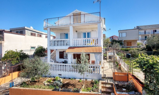 Grebastica Apartment | Two bedroom apartment near beach Grebaštica, Šibenik (A-11463-a)