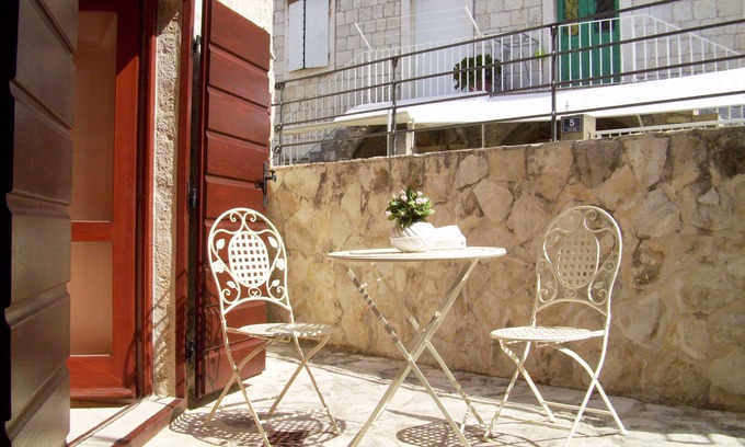 Komiza Apartment | Two bedroom apartment with terrace Komiža, Vis (A-9247-b)