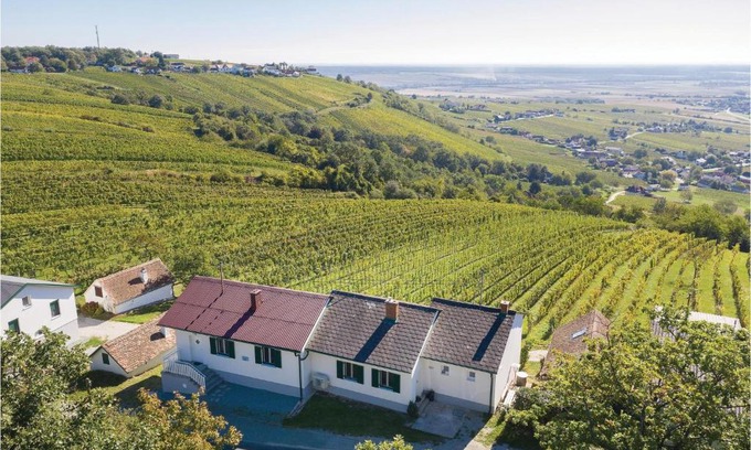 Deutsch Schuetzen-Eisenberg House | Two-Bedroom Holiday Home in Eisenberg