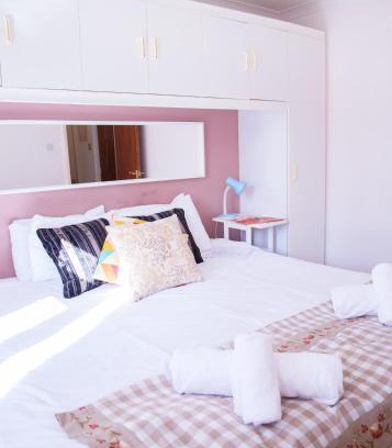 Cherry Hinton House | Two bedroom corporate and family stay with parking - Orbitat Accommodations