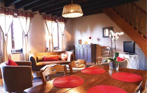 Romery House | Two-Bedroom Holiday Home In Romery