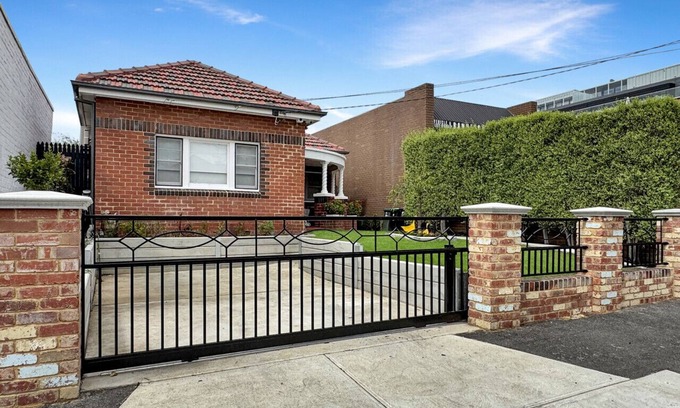 Brunswick East House | Two bedroom home with great outdoor area & parking