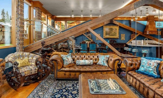 Hood River Apartment | Two-bedroom Penthouse with rooftop BBQ, dining & hot tub.