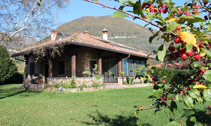 Domaso Apartment | two bedrooms apartment in a beachfront villa with garden and pool and use, wifi