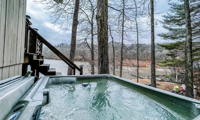 Martinsville Apartment | Two Lakefront Cabins Next Door