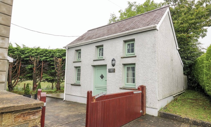 Llandysul Cottage | TY BACH TWT, romantic, with a garden in Cross Inn