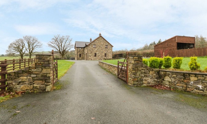 Caersws Cottage | TY BERLLAN, pet friendly, with hot tub in Caersws