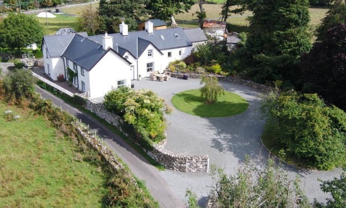 Dolgellau House | Tŷ Brithdir - Four Bedroom House, Sleeps 8