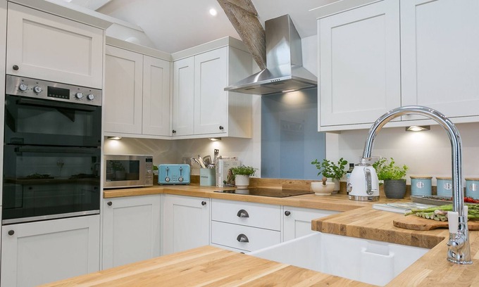 Pentraeth Cottage | Ty Capel - a dog that sleeps 8 guests in 4 bedrooms