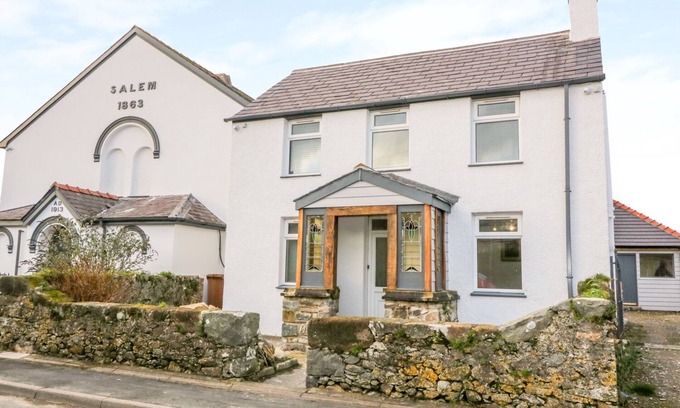 Rhyd-y-clafdy Cottage | TY CAPEL, pet friendly, with a garden in Pwllheli
