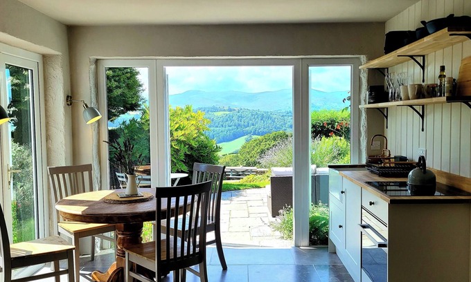 Eglwysbach Cottage | Ty Farm Retreat - Farmhouse Studio - Mountain View