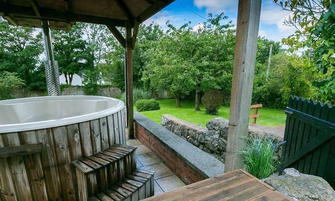 Pentraeth Apartment | Ty'r Ardd - a ground floor bedroom that sleeps 7 guests in 4 bedrooms