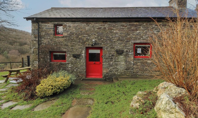 Pencader Cottage | TY TARW, pet friendly, character holiday cottage in Llanybydder