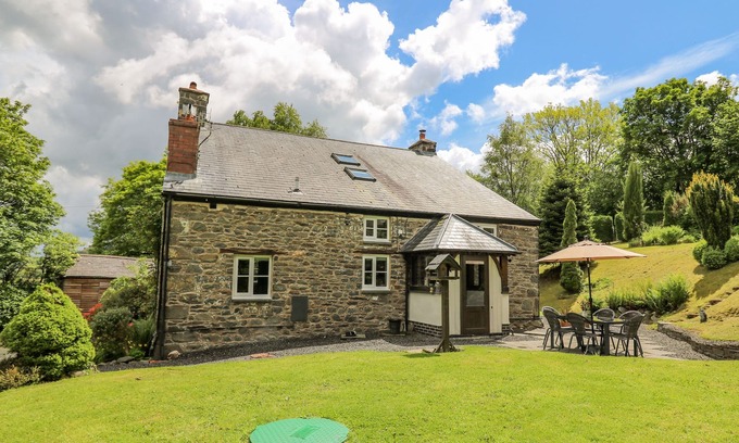 Llanbrynmair House | TY UCHAF, pet friendly, character holiday cottage in Llanbrynmair
