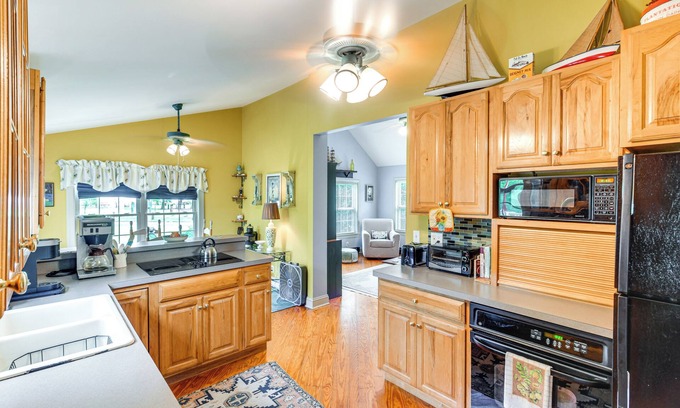 Tyaskin Cottage | Tyaskin Retreat w/Deck - Across From the Water!