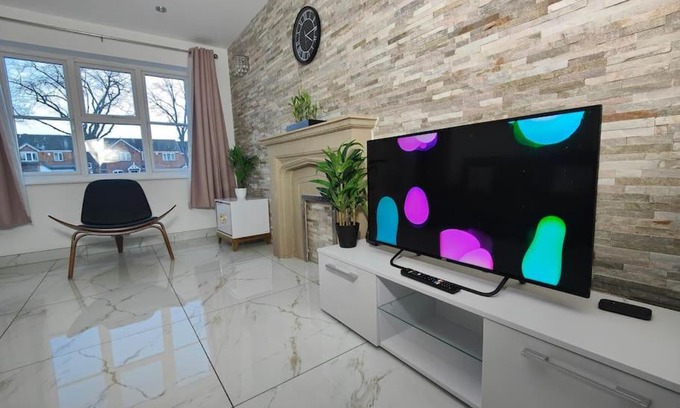 Stonnall Apartment | Tyburn Home, Birmingham with FREE Parking