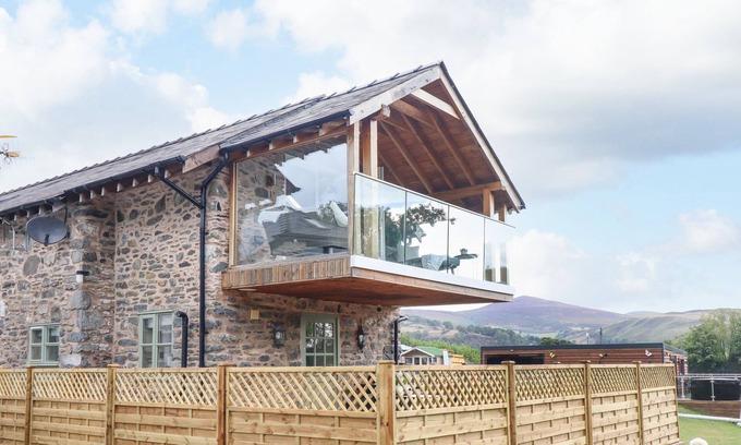 Glyndyfrdwy Cottage | TYN Y CEUBREN BACH AT EVELYNS RETREAT, pet friendly in Glyndyfrdwy