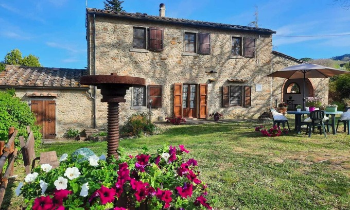 Montescudaio House | Typical stone house, close to the sea, 5/6 person, enclosed garden, small pool