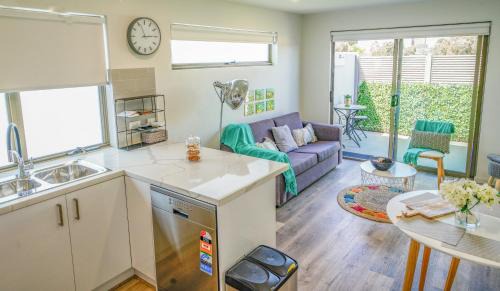 Brunswick West Apartment | U201 Brunswick Living Top floor Balcony Close to APT and CBD Free Wifi Tram at Doorstep